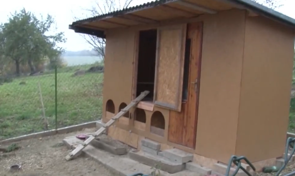 Posteľ, kurník, či povala? Pozrite sa na bizarné skrýše zločincov