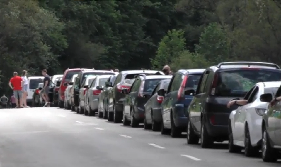 Uviazli ste v stojatej kolóne? Odborník prezradil, či môžete vôbec vystúpiť z auta