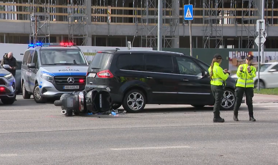 Motorkár narazil do auta v Bratislave, skončil v nemocnici. Polícia eviduje už 12 podobných nehôd