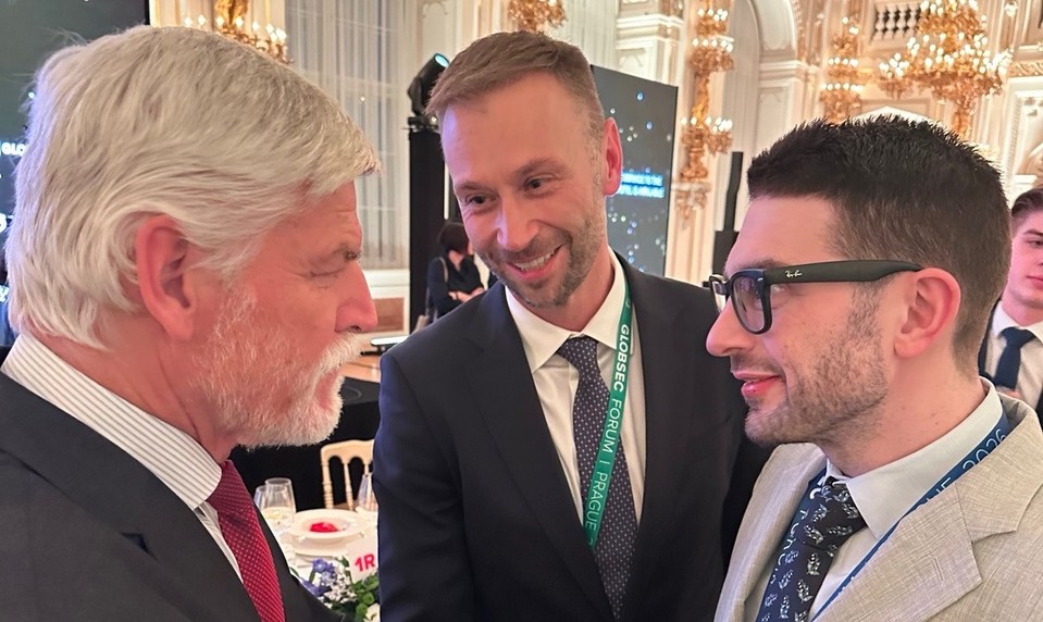 Internet zaplavilo falošné video, kde Petr Pavel bozkáva ruku Sorosovi. Pravdu odhalil detail