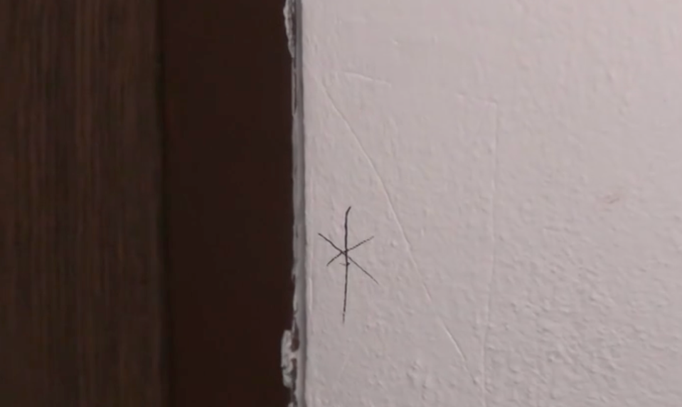 Po sérii vlámaní si ľudia všimli zvláštne značky a bodky na dverách bytov