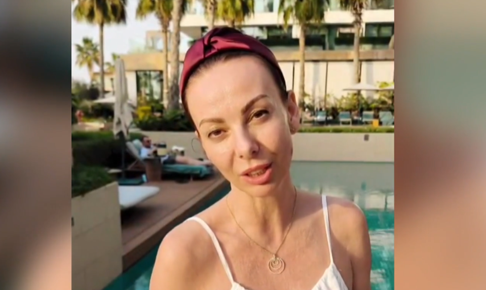 Moderátorka TV JOJ uviazla v Dubaji. Z hotelovej izby ich presúvali do garáže