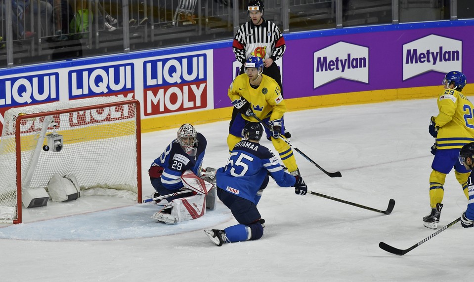 Švédi nedali šancu Fínom, vo finále sa stretnú s Kanadou