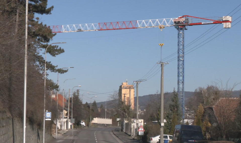 Je žeriav nad domom bezpečný? Obyvateľka Nitry má obavy, úrady problém nevidia