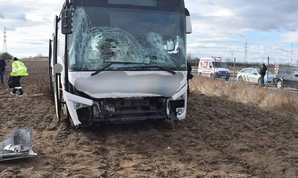 Hrozivá nehoda na R1: Autobus skončil v poli, záchranári evidujú zranenia