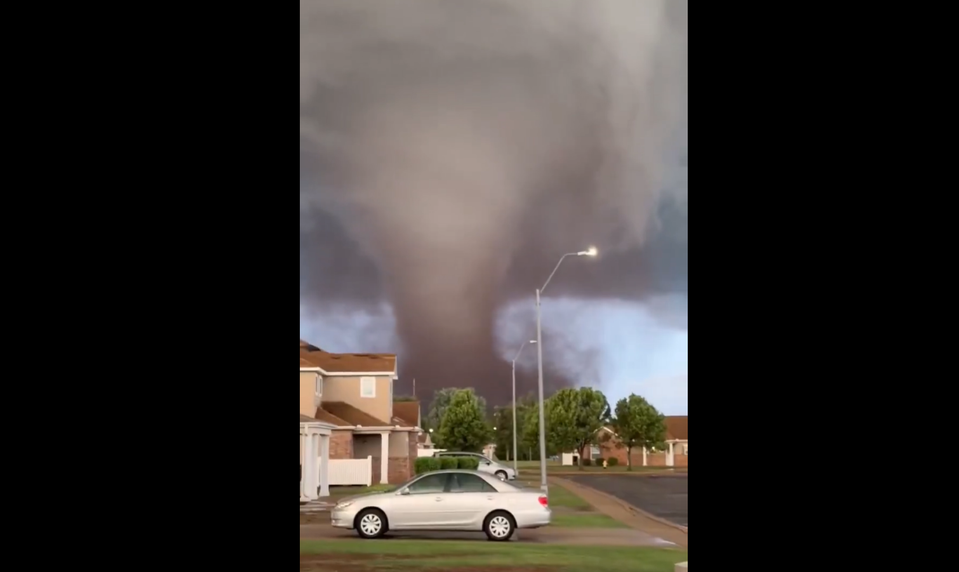 Tornádo v Oklahome zrovnávalo budovy so zemou, obyvatelia hlásia zranenia