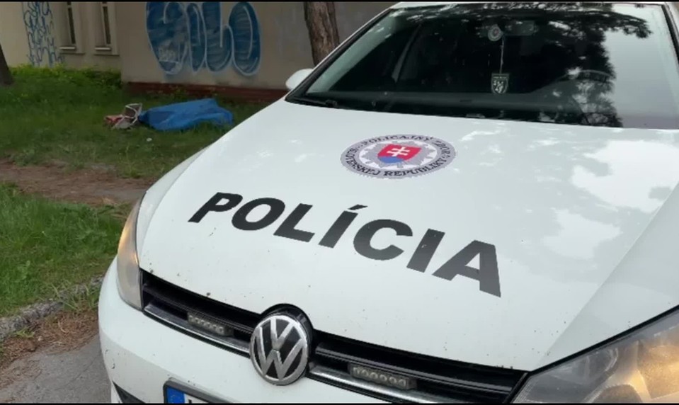Pri budove Colnej správy ležalo mŕtve telo. Našli ho okoloidúci