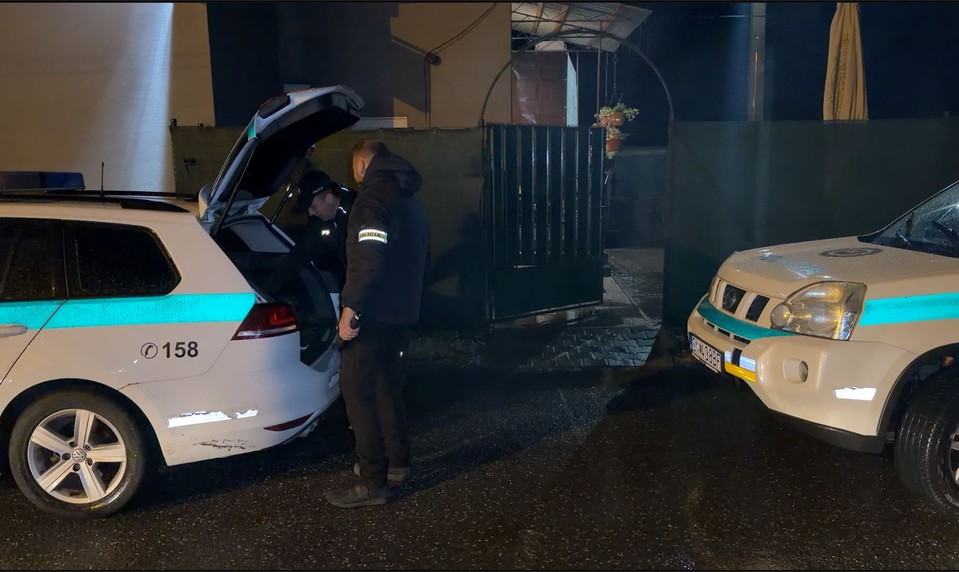 Muža najskôr vyhodili z vlaku, potom sa vlámal do reštaurácie. Polícia použila varovné výstrely