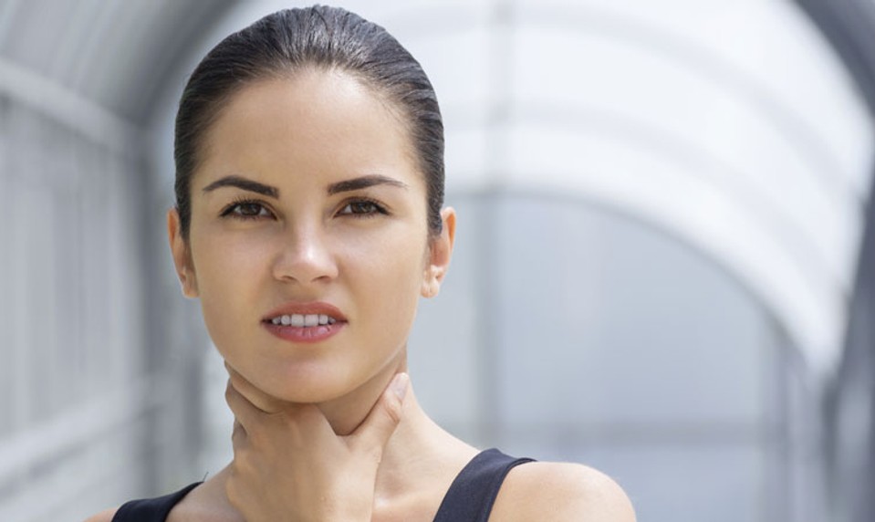 Bolí vás každé ráno po zobudení hrdlo? Toto môže byť 8 príčin!