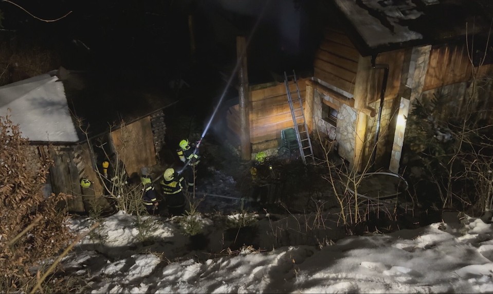 Rozsiahly požiar v chatovej oblasti: Vyše 30 hasičov zasahovalo v mraze a snehu