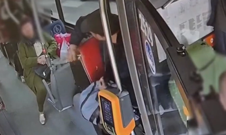 Muž si v bratislavskej MHD vytiahol z tašky nôž a začal sa vyhrážať cestujúcim