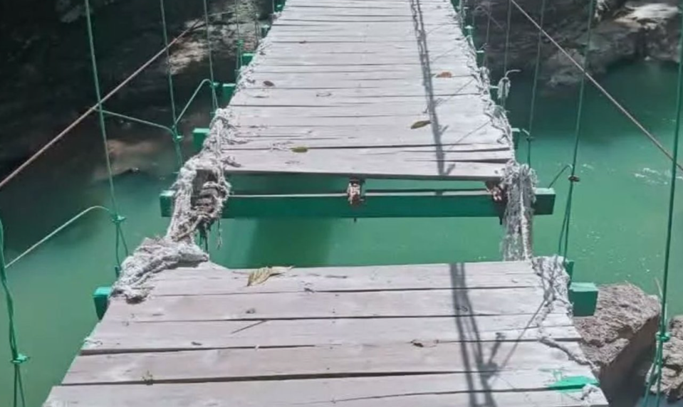 Rakúsky pár sa usmieval do kamery. O pár sekúnd sa pod nimi prelomil most