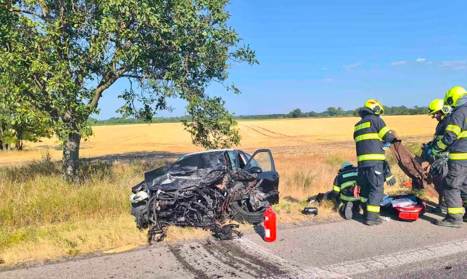 Nebezpečné predbiehanie sa skončilo čelnou zrážkou. Na mieste zasahoval vrtuľník