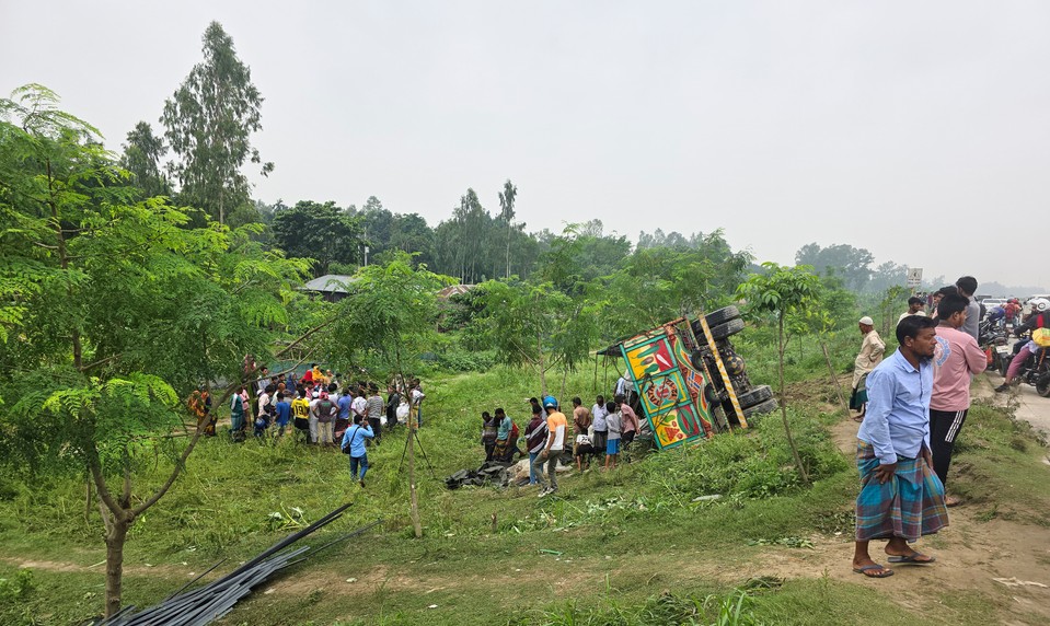 V Bangladéši sa prevrátil nákladiak so stopármi, zahynulo najmenej 15 ľudí