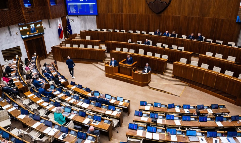 Politológ: Koalícia mohla byť dôslednejšia, poslanci počas rokovania požívali alkohol