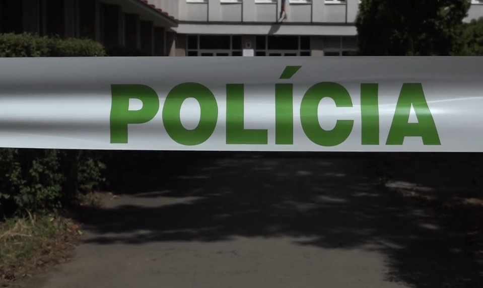 Postrelený väzenský strážnik zomrel v nemocnici, prípad vyšetruje inšpekcia