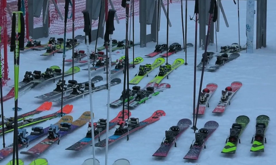 Lyže namiesto uterákov: Nový trik lyžiarov vyvoláva v strediskách vlnu odporu