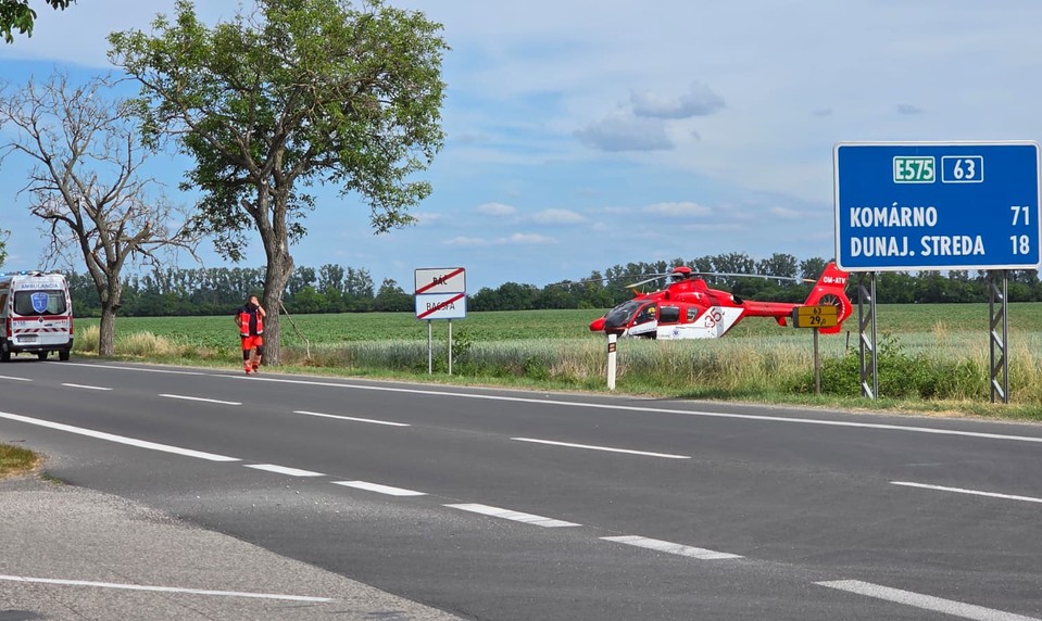 Vážna nehoda v Báči: Motorkár sa zrazil s autom, zasahoval vrtuľník