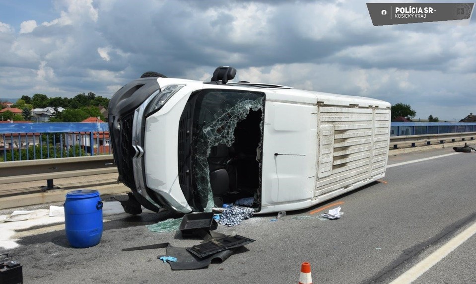 Zrejme únava spôsobila dopravnú nehodu. Dodávka skončila prevrátená na boku