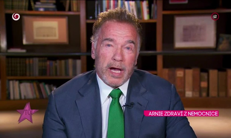 ARNIE ZDRAVÍ Z NEMOCNICE