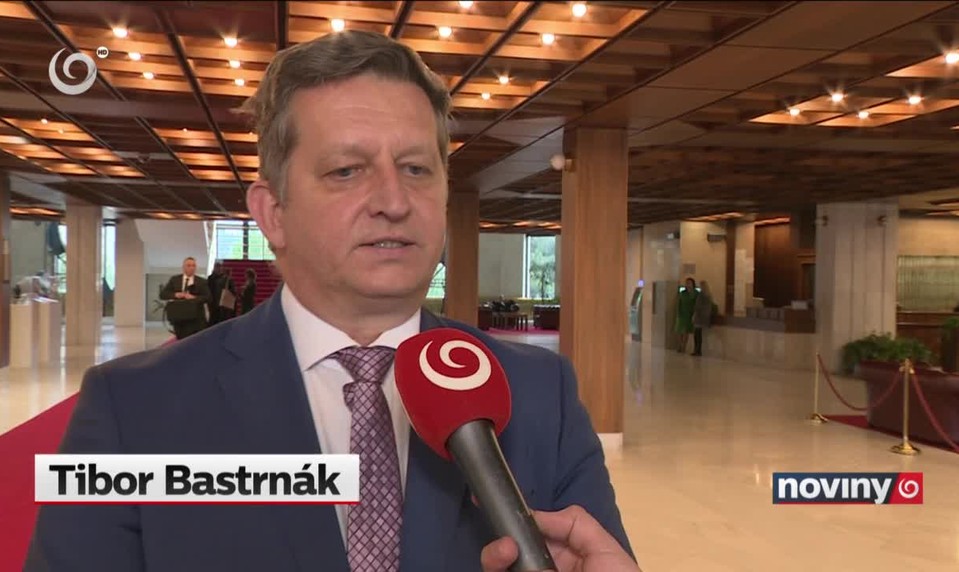 Hlasovanie o hymnách odložili