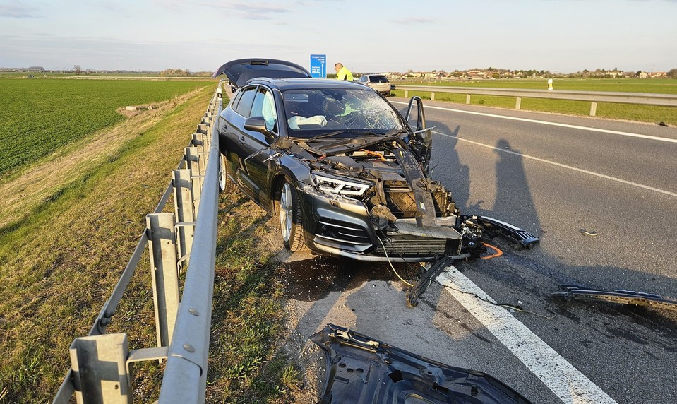 Pri Bratislave došlo k dopravnej nehode troch áut. Zranilo sa päť osôb