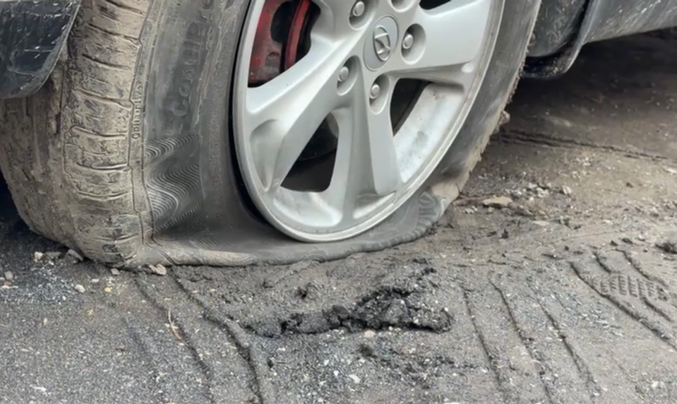 Nočný útok na autá: Páchateľ poškodil pneumatiky na viac ako 30 vozidlách