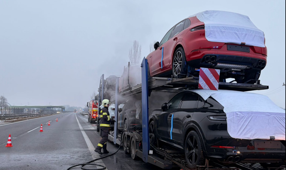 Požiar auta obmedzil dopravu na D2. Smer do Česka prejazdný len jedným pruhom