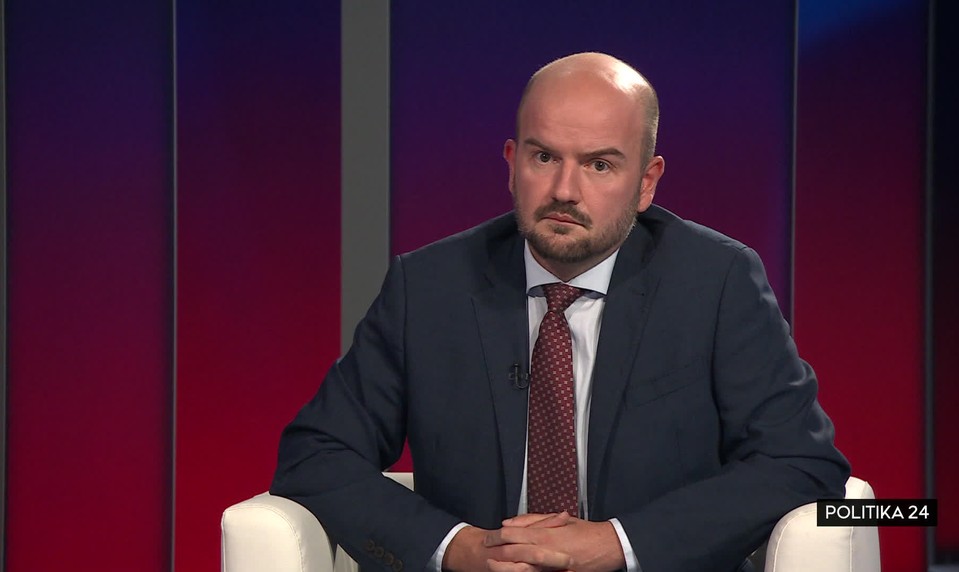 Politika 24: Dubéci pripúšťa chybu s Korčokovou firmou, firmu Smeru s Michalom Ficom by nazval „bielym koňom“