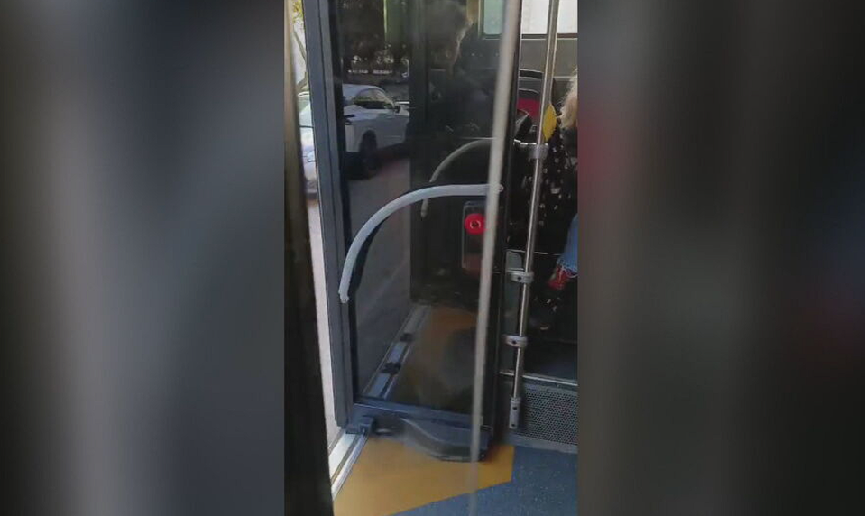 Školák zachytil nebezpečnú jazdu MHD. Autobus jazdil s otvorenými dverami