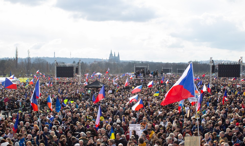 Desaťtisíce ľudí v Prahe protestujú proti krokom Babišovej vlády