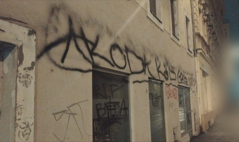 Sprejerov v centre Brna prezradil svedok, zadržali ich pri stanici