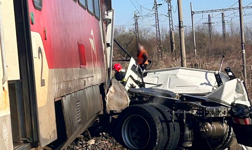 Kamionista zomrel po zrážke s vlakom. Kabínu zachvátili plamene