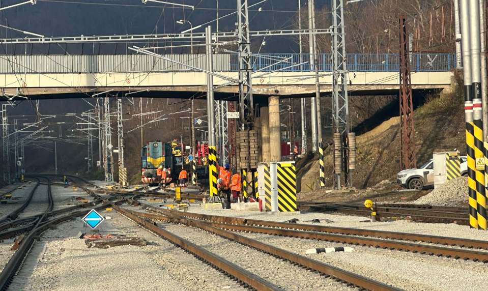 Muž mal pracoval na hornej časti vagóna. Spadol zo štvormetrovej výšky
