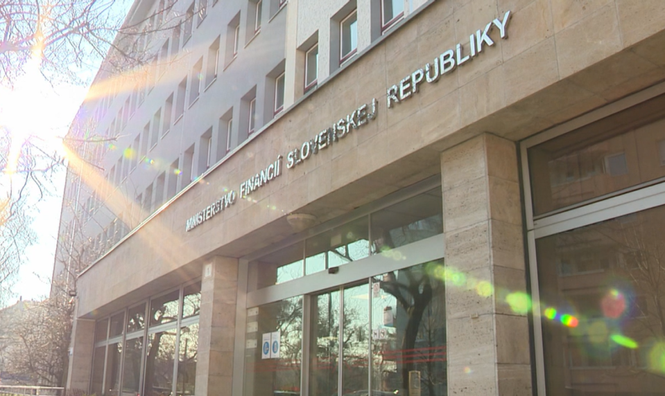 Vláda chcela šetriť, no hrozia vyššie náklady. Chaos priniesli sviatky