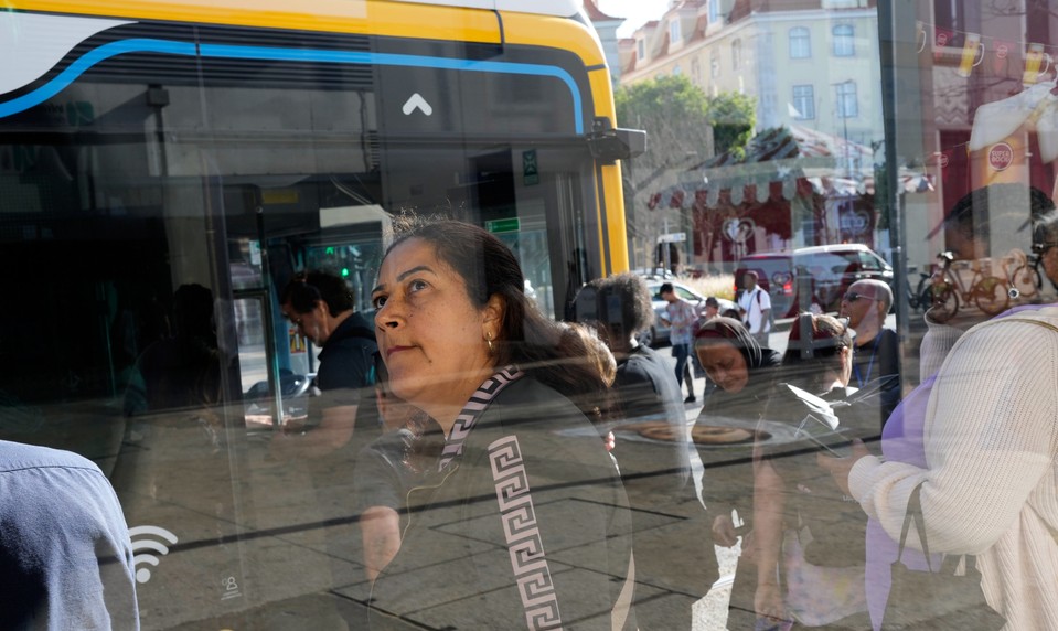 Nefunkčné metro a zrušené spoje: Generálny štrajk proti reforme ochromil Portugalsko