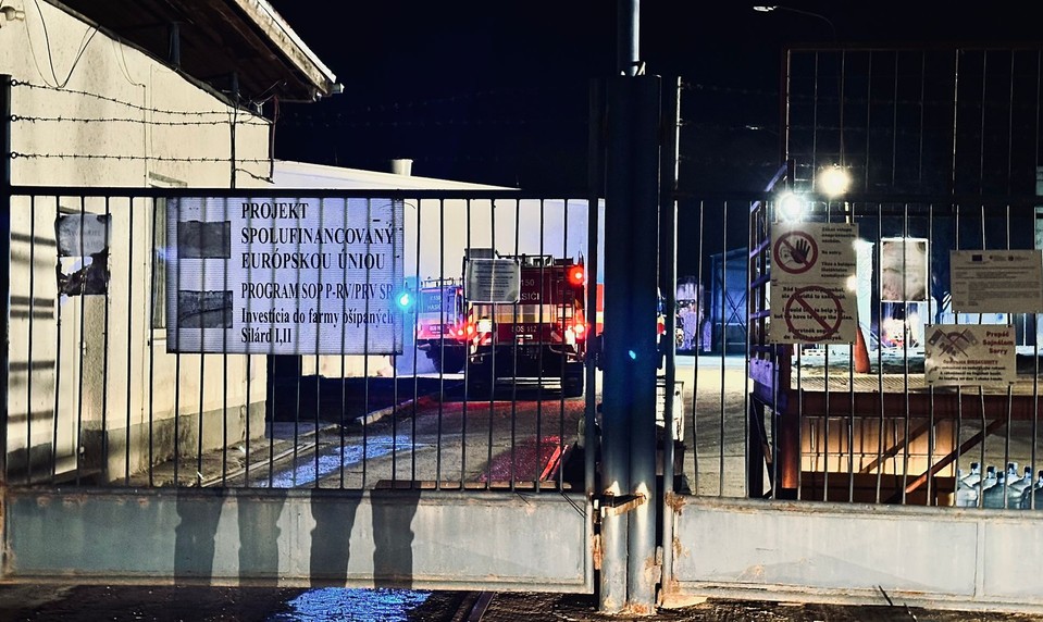 Nové zistenia o požiaru vo Vištuku. Podľa informácii TV JOJ požiar zachvátil maštaľ s ošípanými