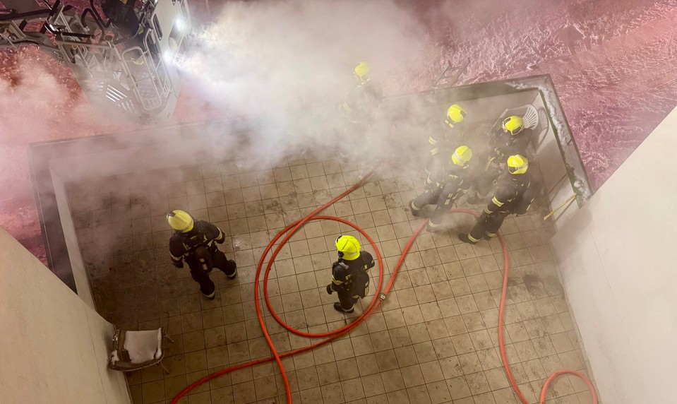 FOTO: Nočný požiar na internáte vyhnal z postelí vyše 100 študentov