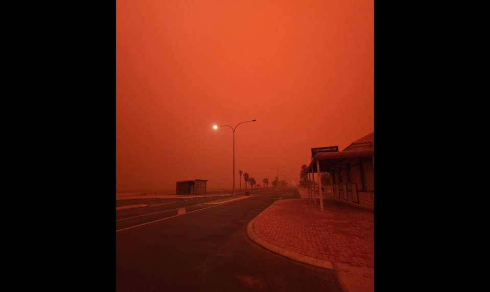 Vietor a cyklón: Obloha nad Austráliou sa sfarbila do červena
