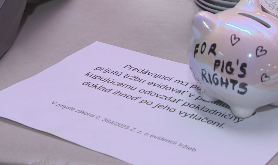 A4 na stole? Radšej tričko. Podnikatelia reagujú kreatívne na povinné oznamy o bločkoch