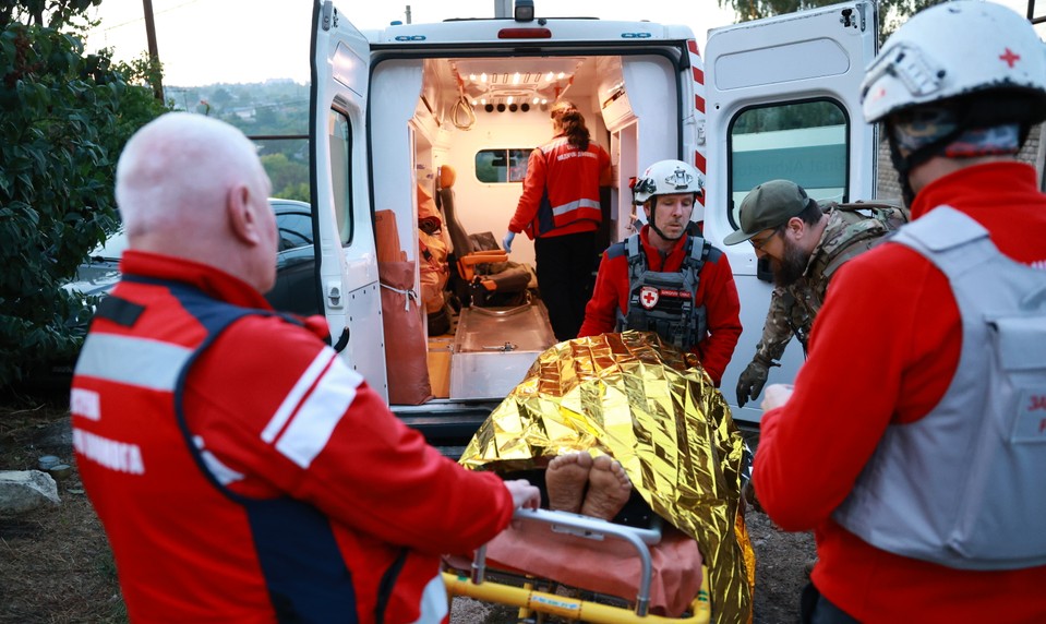 Ruská bomba zasiahla bytovku v Charkove. Medzi zranenými je takmer desať detí