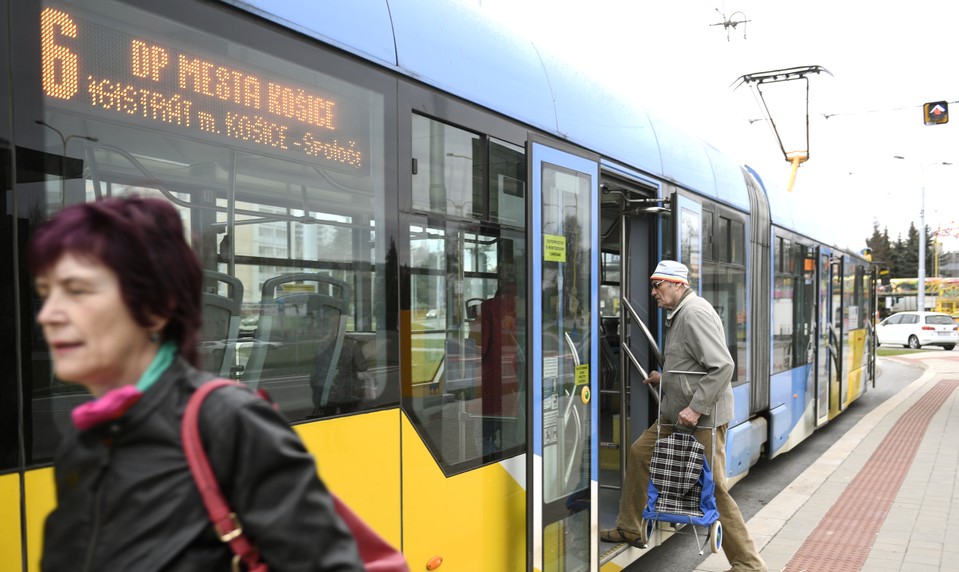 Poslanci schválili zmenu: Košičania budú jazdiť MHD za polovicu