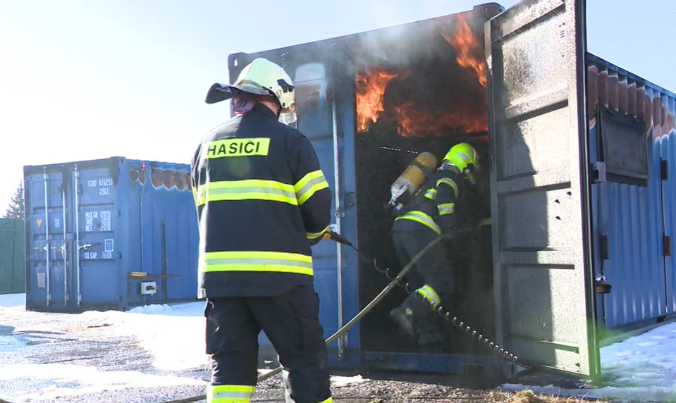 Úzke prechody, prekážky a svetlá: Špeciálny trenažér učí hasičov, ako zasahovať pri požiaroch