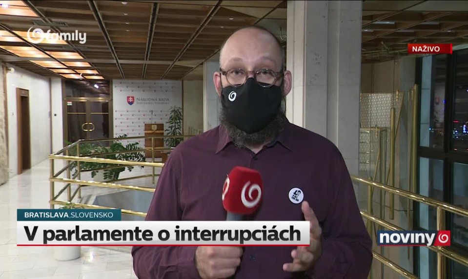 V parlamente o interrupciách