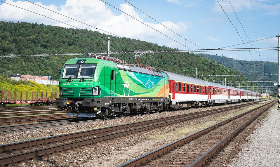 Na severnom Slovensku horel rušeň. Doprava je opäť obnovená