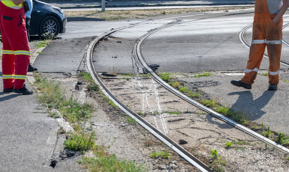 Električka v Bratislave skončila mimo koľajníc. Zasahovala do dvoch jazdných pruhov