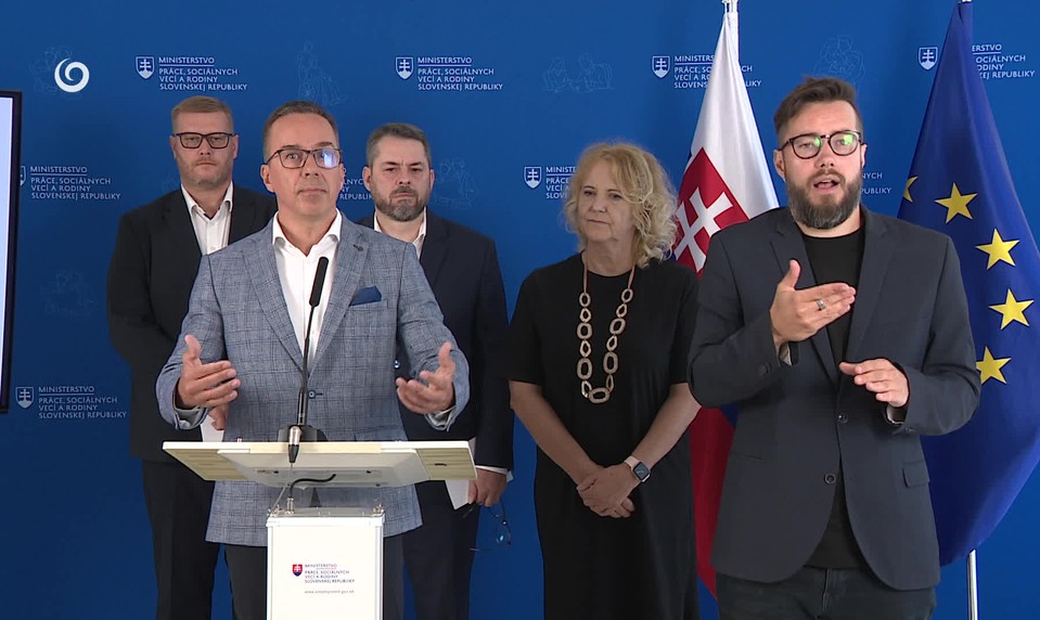 Opatrovatelia dostávajú vyšší príspevok. Čoskoro však prídu ďalšie zmeny