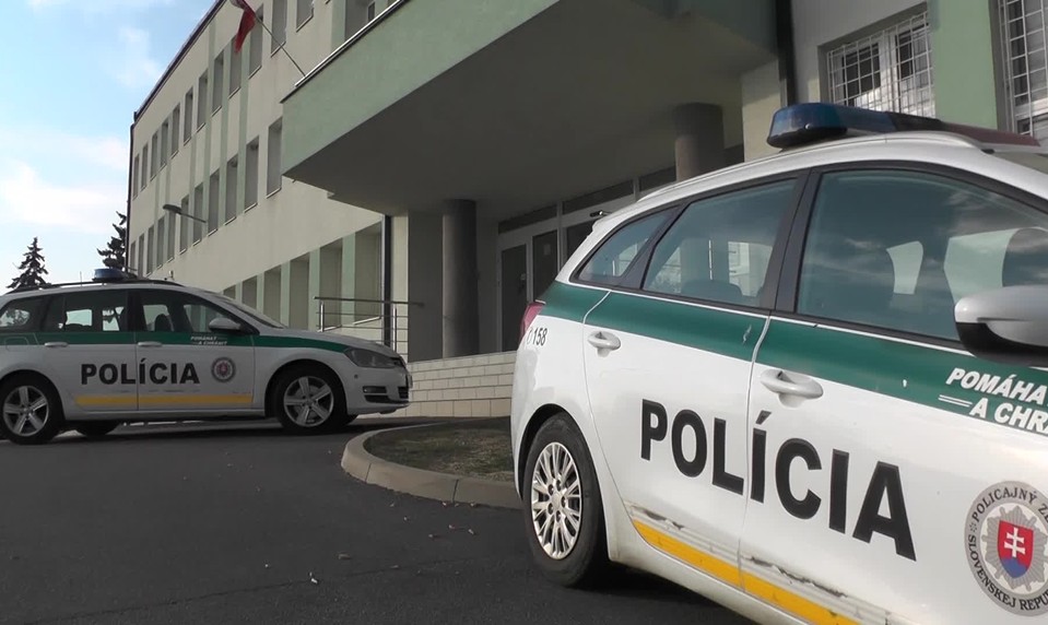 Podvodník od seniorky vylákal tisíce eur. Polícia hľadá tieto dve osoby