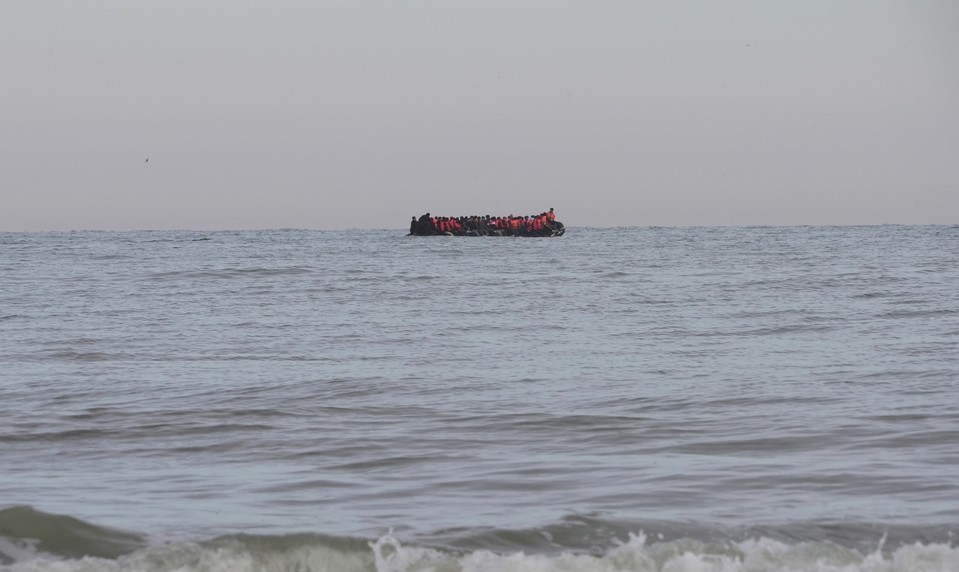 Po potopení lode s 90 migrantmi našli desať preživších a jednu obeť