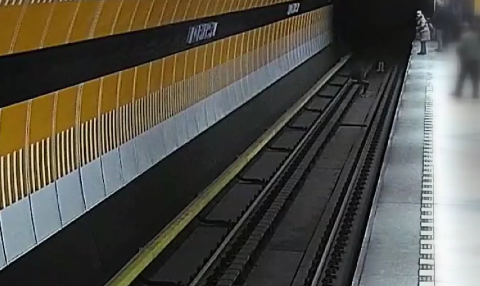 VIDEO: Dievča si sadlo do koľajiska v metre, tragédii zabránili pohotoví cestujúci